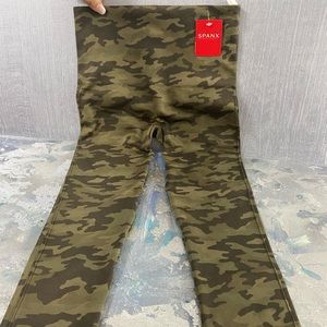 Spanx look at Me Now Seamless Cropped legging